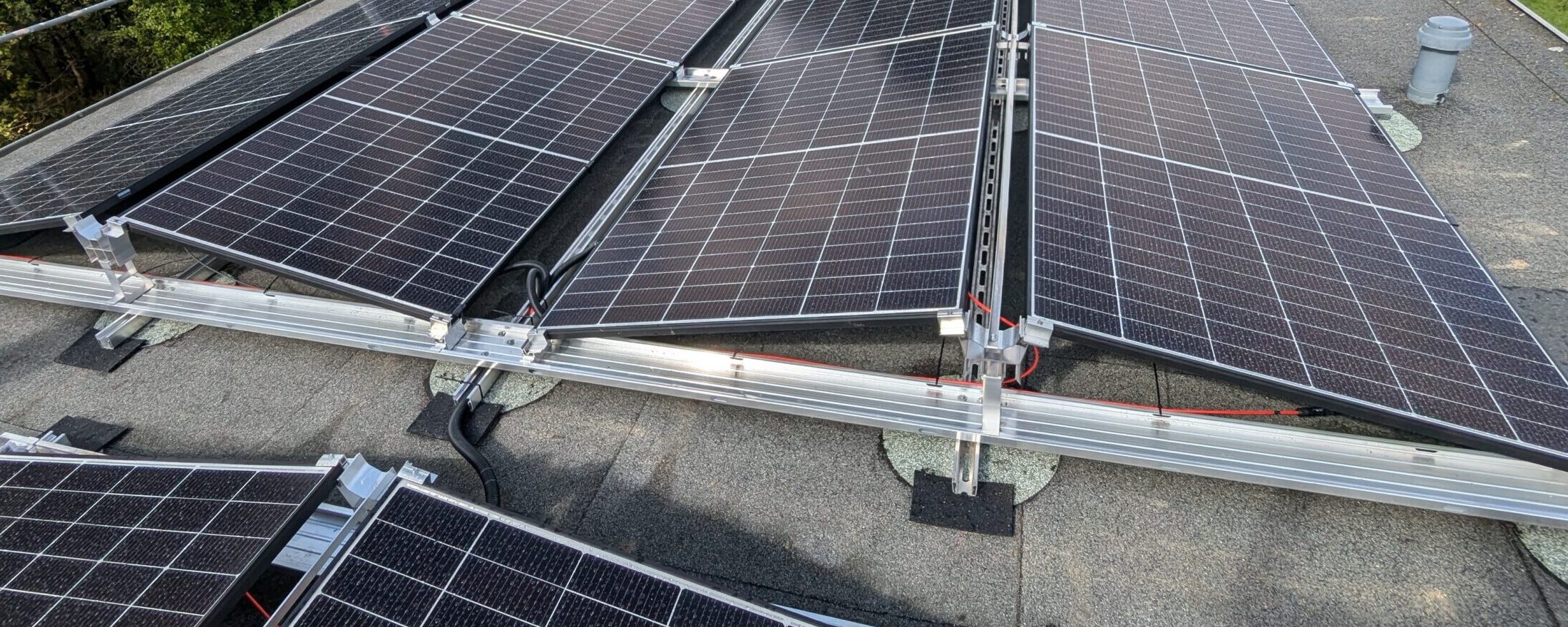 Erhöhte Ansicht mehrerer Solarmodule mit quer verlaufenden Profilen der Unterkonstruktion