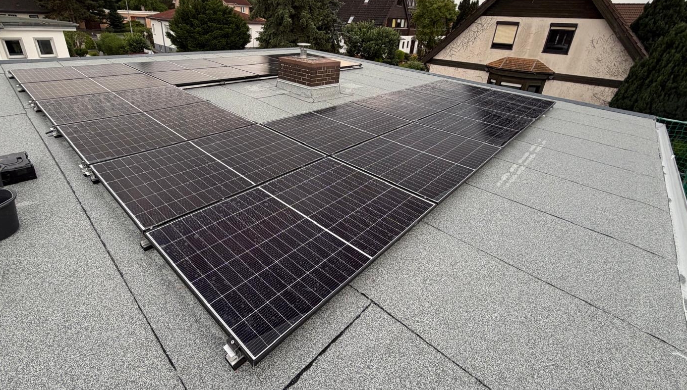 Photovoltaikanlage auf einem Flachdach mit Bitumenabdichtung