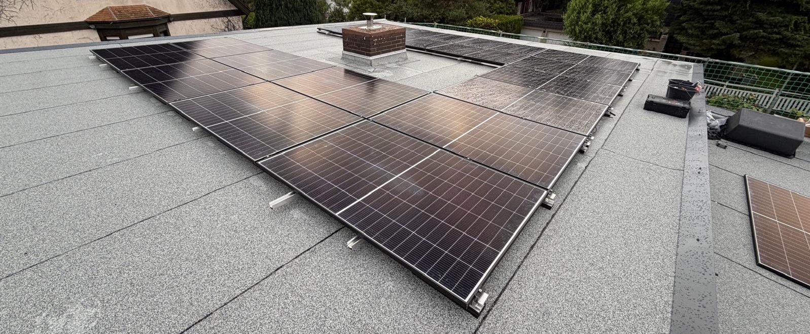 Photovoltaikanlage mit angepasster Modulbelegung rund um einen Schornstein