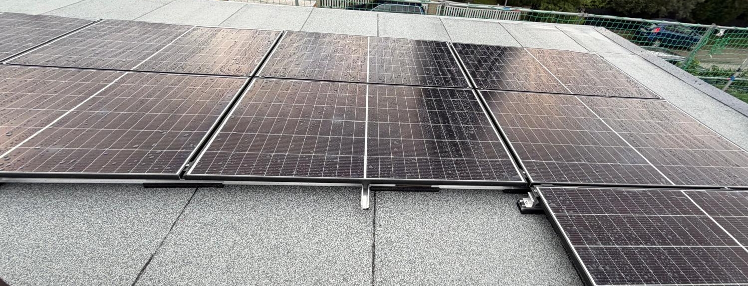 Nahaufnahme der PV-Module und ihrer Befestigung auf einem Flachdach