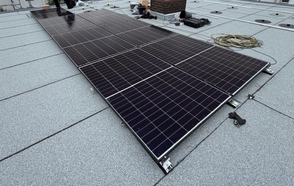 PV-Module während der Montage auf einem Flachdach