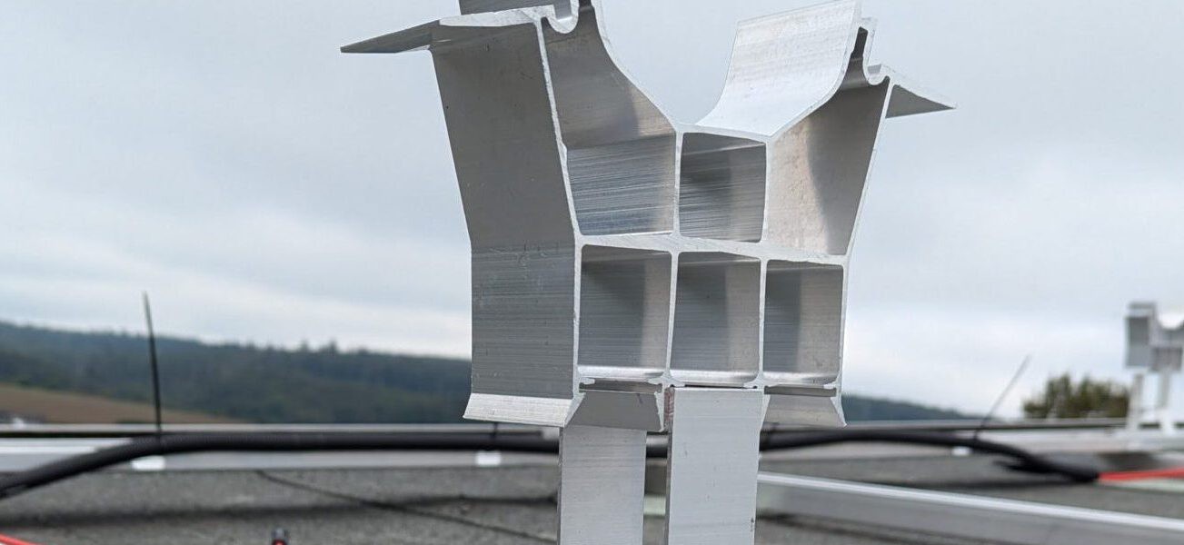 Detailansicht einer Aluminiumhalterung des Photovoltaik-Montagesystems auf einem Flachdach