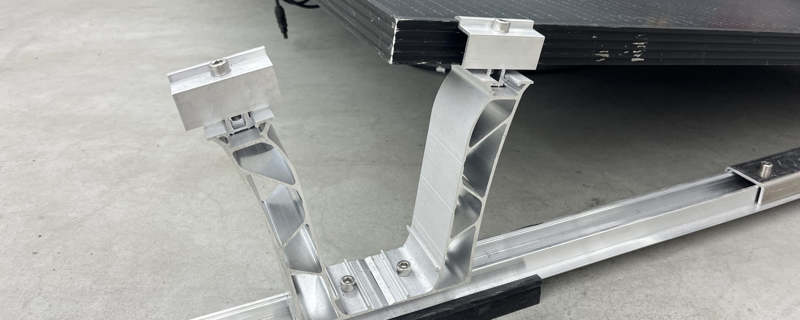 Zwei geneigte Modulstützen einer Photovoltaik-Aufständerung vor der Befestigung der Solarmodule