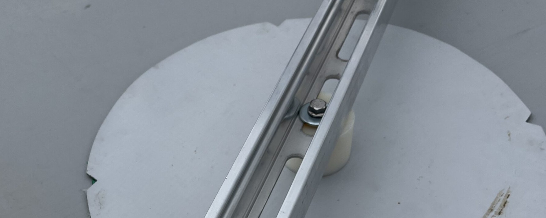 Verschraubtes Aluminiumprofil auf einer großflächigen weißen Dachauflage