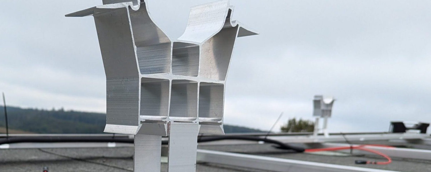 Seitliche Nahaufnahme einer aufrechten Profilstütze innerhalb eines Photovoltaik-Montagesystems